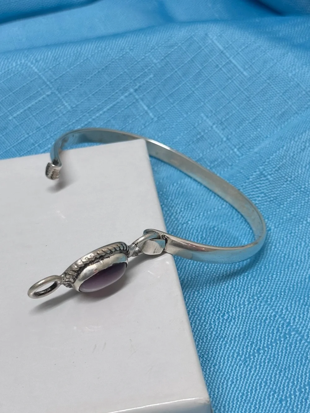 Vintage .925 bangle bracelet. Central bezel-set oval pink/purple Cats Eye Gem